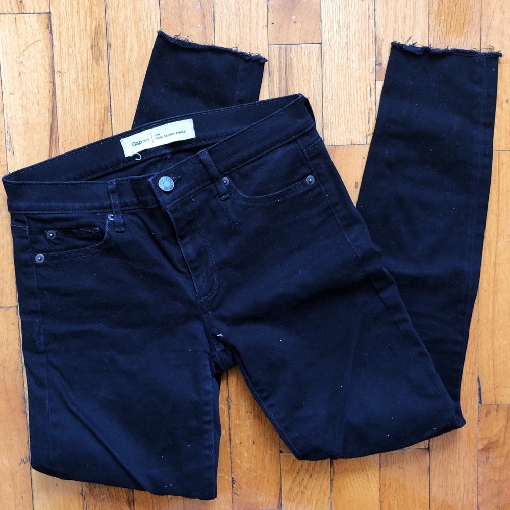 GAP True Skinny Ankle Jean Black w/ Raw Hem